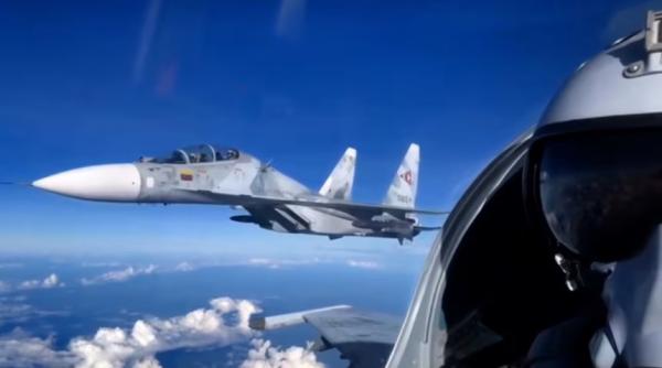 Escaladare a tensiunilor în Caraibe: Venezuela își etalează arsenalul militar rusesc, avioane Su-30MK2 echipate cu rachete supersonice, pentru a contracara prezența navală a SUA