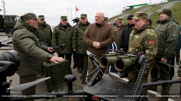 Lukașenko a ordonat verificarea nivelului de pregătire al Armatei. Mai multe unități militare au fost aduse la „cel mai înalt nivel de pregătire pentru luptă”