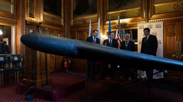 Polonia transmite un avertisment pe care nu avem voie să-l ignorăm. Ministrul Sikorski a dus la Londra o dronă rusă Shahed doborâtă și spune că Rusia pregătește noi operațiuni