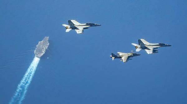 Bizar: Un avion F/A18 și un elicopter MH-60R Sea Hawk de pe portavionul american USS Nimitz s-au prăbușit în două incidente separate la 30 de minute distanță