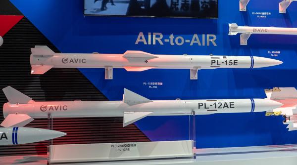 Rachete chinezești cu tehnologie americană? China, suspectată că și-a îmbunătățit rachetele PL-15 cu ajutorul informațiilor sustrase din SUA