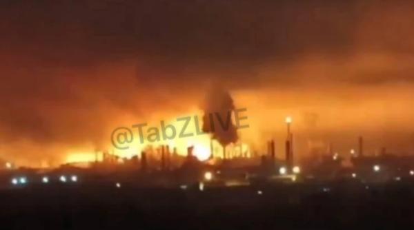 Arde marea rafinărie Lukoil din regiunea rusă Novgorod. Peste 50 de drone ucrainene au lovit puternic uzina rusă