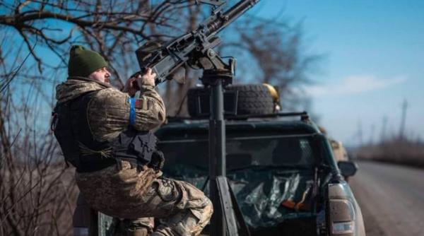 Măcelul din Pokrovsk: Rusia își schimbă tactica și aruncă rezervele de elită în luptă, dar Ucraina transformă ofensiva într-un „cimitir al blindatelor”