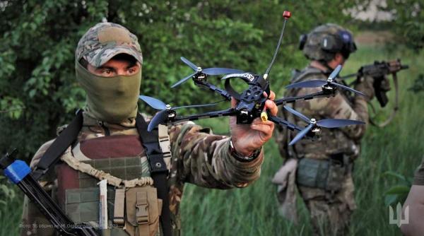 Războiul din Ucraina capătă valențe noi: Militarii ucraineni cresc frecvențele de operare a dronelor, iar mijloacele rusești de război electronic sunt adaptate pentru combaterea acestora