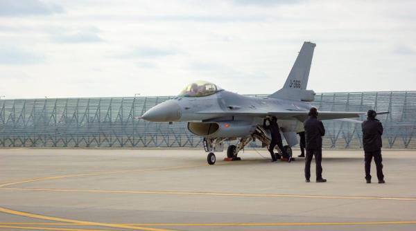 România devine epicentrul viitorilor piloți de F-16 în Europa. După ce au donat 18 avioane F-16, olandezii s-au declarat impresionați de Baza 86