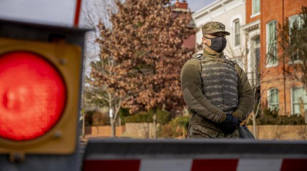 Doi membri ai Gărzii Naţionale, împuşcaţi de un afgan, în apropierea Casei Albe. SUA suspendă procesarea cazurilor de imigrare pentru afgani 