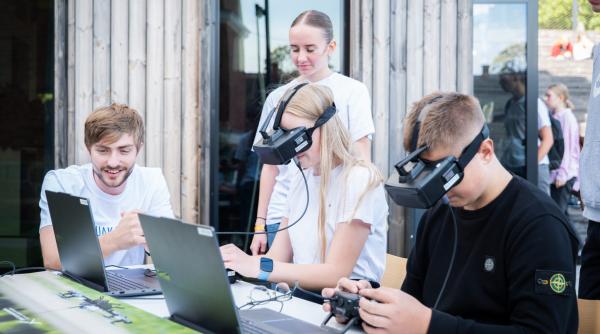 Cum să supraviețuiești lângă Rusia: Estonia rescrie programa școlară și transformă pilotajul dronelor într-o competență vitală de apărare națională