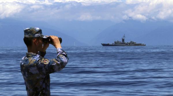 Nave chineze și japoneze se șicanează în apropierea Insulelor Senkaku, disputate de ambele părți