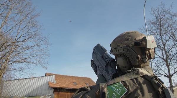 Thales prezintă un simulator pentru scenarii anti-dronă. Militarii îl pot integra direct în instrucția din poligon