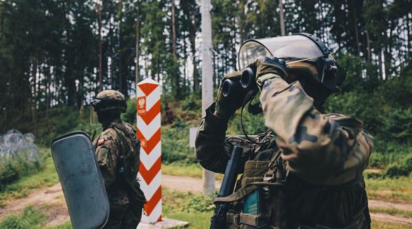 Polonia păstrează restricțiile la frontiera cu Belarusul. Pe anumite porțiuni, zona tampon se extinde cu 4 km spre interior.