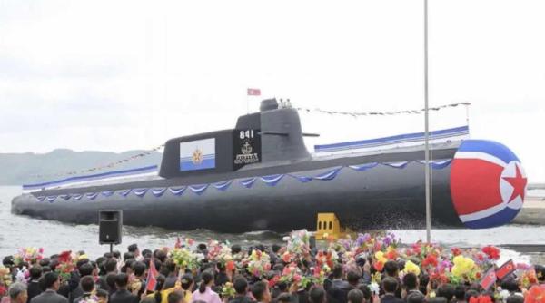 Kim Jong Un a mers în inspecție la docurile unde RPDC construiește primul „submarin nuclear” și l-a adus cu el pe probabilul său succesor