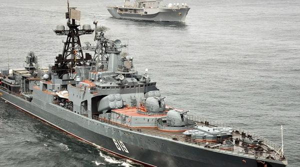 Oare ce i-a speriat aşa tare pe ruşi? Două nave de marfă sunt acum escortate în Atlantic de distrugătorul rus Severomorsk (FOTO)