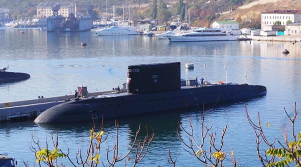 Propaganda Rusiei a intrat la apă: Cum demască imaginile din satelit minciunile Moscovei despre submarinul „intact” din Novorossiysk (FOTO)