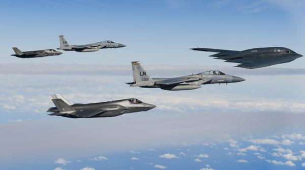 Iranul spune că are degetul pe trăgaci după „experiența” cu bombardierele B-2 americane și F-35 israeliene. Armada portavioanelor provoacă deja vu-ul Venezuela