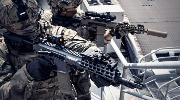 „Descalificați” din programul armei de asalt? Beretta spune că România nu i-a cerut oferta pentru puștile de asalt NARP și pistoalele APX iar Bucureștiul îi „respinge apelul”