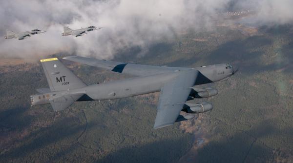 Pentru prima oară bombardierele B-52 zboară nestingherit deasupra Iranului. Superioritatea aeriană a SUA nu e încă suficientă pentru atingerea obiectivelor