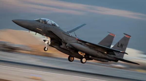 Pierdere confirmată pentru Forțele Aeriene ale SUA: Imagini cu resturile unui F-15E Strike Eagle prăbușit în teritoriul iranian, infirmă varianta unui F-35 