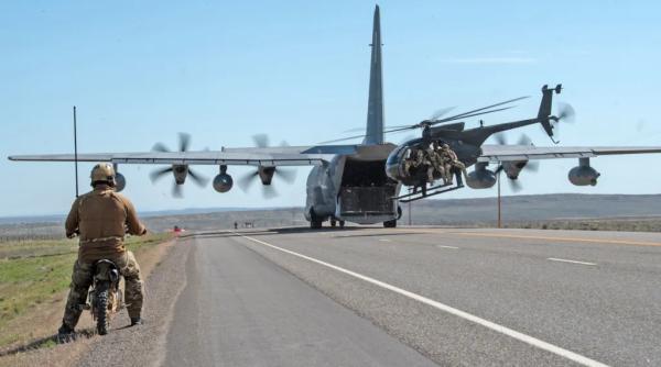 Sacrificiu de milioane în deșertul iranian Isfahan: Armata SUA a aruncat în aer două avioane MC-130J și un elicopter MH-6 Little Bird pentru a proteja secretele militare (FOTO)