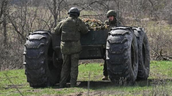 Gigantul rus din Ucraina, aruncat în luptă: A fost văzut pe front robotul Celnok, o dronă terestră de mari dimensiuni cu misiuni de sprijin logistic