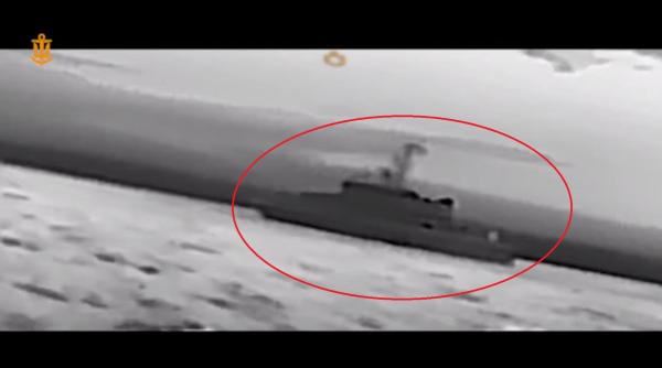 Dronele navale ucrainene străpung scutul de apărare al Podului din Kerci: Două nave rusești de pază, interceptate și lovite de USV-uri