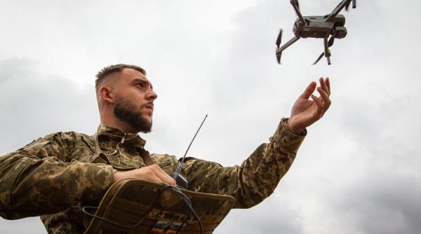 Ucraina antrenează „creierul” dronelor sale cu sute de ani de date video pentru a identifica automat blindatele ruseşti