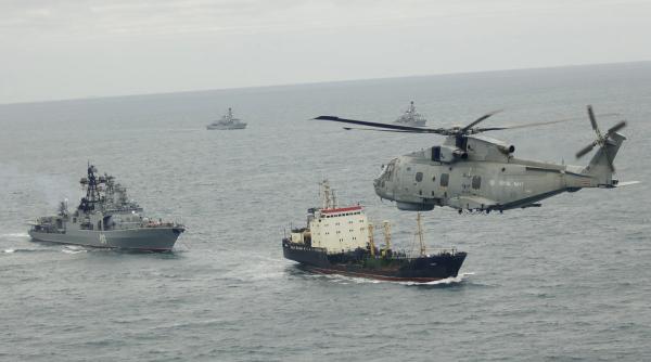 Fregata rusă Amiral Grigorovici escortează „Flota Fantomă”, în timp ce nave de luptă britanice monitorizează non-stop mișcările Rusiei, fiind gata să intervină