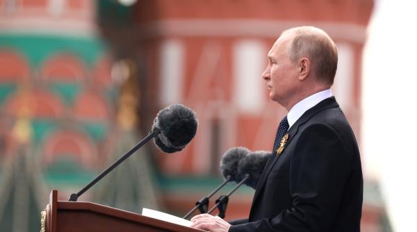 Într-o paradă atipică fără tancuri și tehnică grea ce știrbește marea putere militară a Rusiei, Putin declară că „Rusia avansează în Ucraina unde luptă cu întreg NATO”