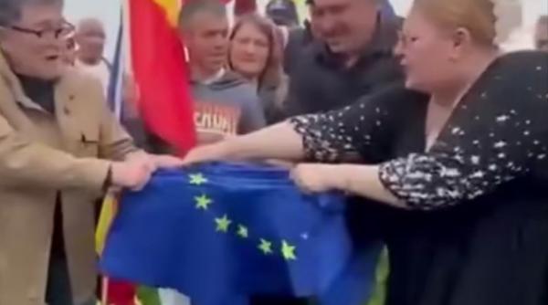 Diana Șoșoacă a rupt steagul UE, dar nu îi miros urât banii europeni. Câți bani îi intră în cont eurodeputatei care face naveta între Bruxelles și Ambasada Rusiei