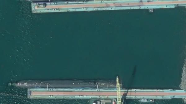 “Frica păzește pepenii”: Deși se află la o distanță de peste 7.500 de kilometri de granița cu Ucraina, rușii au acoperit două submarine nucleare din Extremul Orient cu plase antidrone