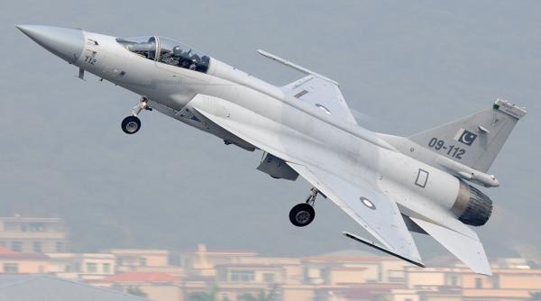 Pakistanul trimite o escadrilă de avioane de vânătoare și 8.000 de soldați în Arabia Saudită