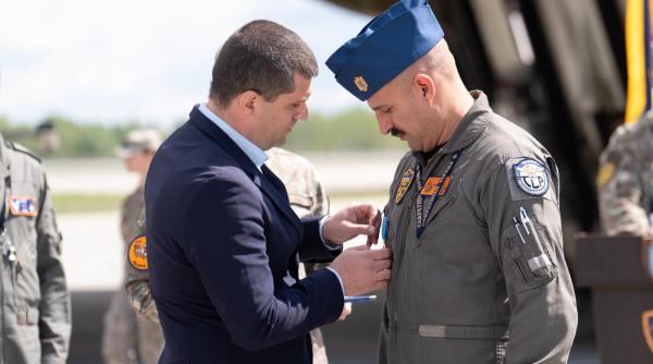 Ministrul Radu Miruță l-a decorat pe pilotul român de F-16 care a doborât o dronă în Estonia (Foto)