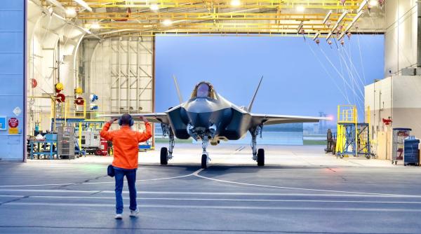 Moment istoric pentru Polonia: Primele F-35 au ajuns la baza aeriană din Lask