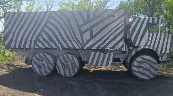 Cum speră rușii să păcălească inteligența artificială: KAMAZ-uri pictate cu modele în stil zebră