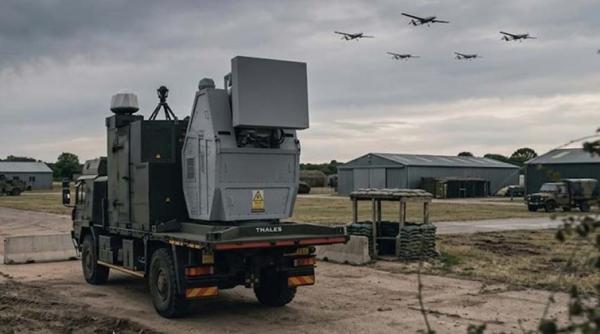 Căutarea unor soluții eficiente împotriva roiurilor de drone: Sistemul Thales RapidDestroyer a distrus 80 de vehicule aeriene în cadrul teste militare
