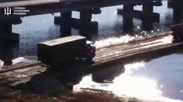Izolarea logistică a armatei ruse: Forțele ucrainene distrug un important pod feroviar din Crimeea printr-un dublu atac cu drone (VIDEO)