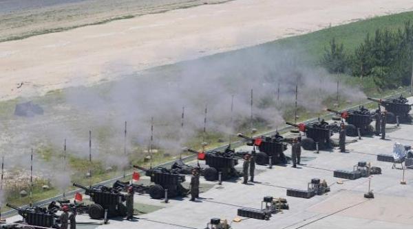 Opt tunuri antiaeriene Vulcan M167, fiecare cu șase țevi rotative, au tras simultan într-un roi de 50 de drone (Video).  Imaginile spun multe despre viitorul războiului