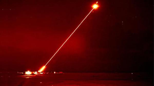 Răspunsul tactic împotriva dronelor: Marina Britanică instalează sistemul de arme laser DragonFire pe navele sale de război