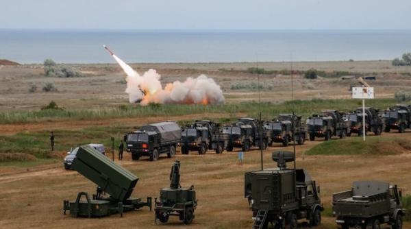Polonia cheltuie 1 miliard de dolari pe rachete PAC-2 GEM-T Patriot pe care România deja le are. Am fost mai rapizi la nivel de concept, dar rămânem în urmă negocieri și industrie