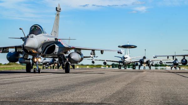 Ajutor serios pentru Ucraina din partea Franței: 16 avioane Rafale vor fi livrate Kievului care va primi și licențe pentru producerea de rachete SCALP