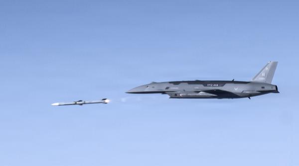 A fost lansată în premieră în SUA o rachetă aer-aer AIM-120 de pe un „avion fără pilot”, rachetă integrată și pe F-urile noastre (Video). Competiția pentru viitoarea drona „loyal wing” e acerbă