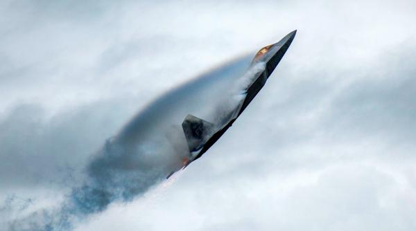 Și totuși, cum ar arăta o luptă între un F-35 vs. F-22? Scenariul în care F-22 ar câștiga fără drept de apel