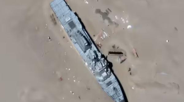 De ce a construit China în deșert o replică la scară reală a unui distrugător american Arleigh Burke, la 2.700 km de cel mai apropiat ocean
