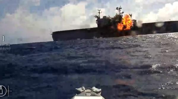 Tacticile din Marea Neagră aplicate în Pacific (Video): Marina SUA a distrus o navă de asalt amfibiu cu drone maritime kamikaze în cadrul unui exerciţiu naval