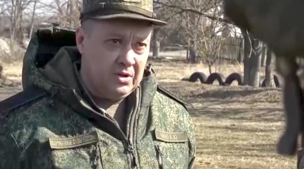 Într-un colț de cafenea: Explozie puternică la Moscova, vizat fiind gen, rus Aleksandr Chaiko, șeful aviației militare ruse cunoscut ca „măcelarul din Bucea”. Chaiko ar fi supraviețuit