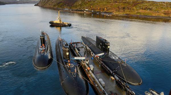 Flota rusă din Marea Neagră recurge la soluții ridicole, ascunzând submarinele Kilo sub cuști metalice în portul Novorossiysk (Foto Satelit)