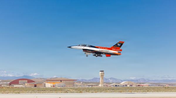 Pas istoric către autonomia aeriană: Un avion X-62 a interceptat cu succes un T-38, bazându-se pe sistemul de senzori AI. E vorba de pachetul Lockheed Martin Legion Pod