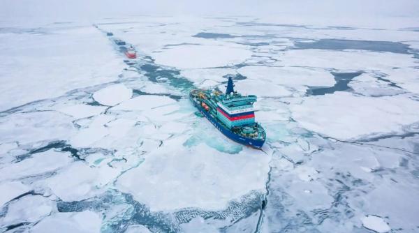 Cel mai mare convoi petrolier pe care Ruta Arctică l-a văzut vreodată. De ce Rusia își asumă asemenea riscuri cu „flota din umbră”