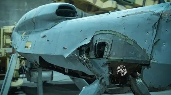 Cu dovezile pe masă: Cum se automotivează regimul iranian expunând public epava unui F-15E Strike Eagle american doborât recent
