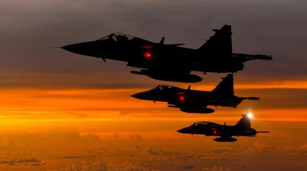 Gripen-uri suedeze, într-o misiune nocturnă neobișnuită. NATO și-a testat noile planuri de operații – SUA rămân prezente cu capabilități cheie, deși la o scară mai mică