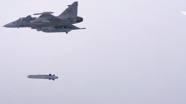 Un avion JAS 39 Gripen C a lansat în premieră o rachetă Taurus. De ce Ucraina care va primi Gripen se uită la Taurus cu jind, știind că șansele sunt mici